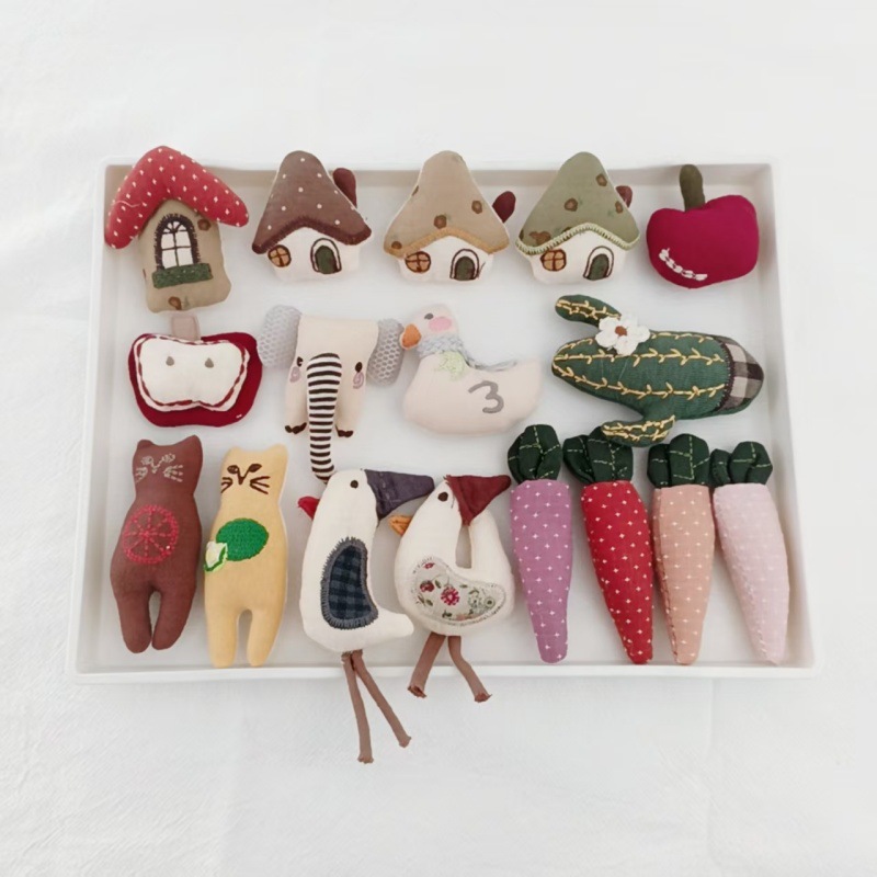 Winter Clothing Accessories - เข็มกลัดรูปเป็ดน่ารัก บ้านแครอท การ์ตูนป่า ตุ๊กตาขนนุ่ม สำหรับเสื้อโค้ท กระเป๋าเป้สะพายหลัง